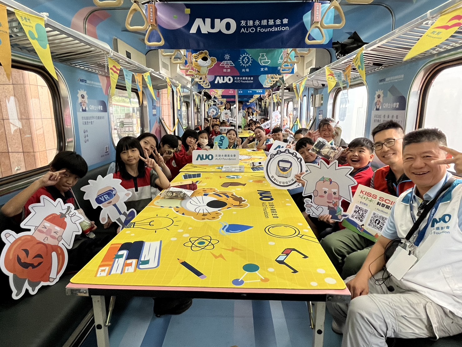 pg电子永續基金會參與「臺灣科普環島列車」，設計基礎科學車廂課程，以「淨零碳排和永續能源」為主題，讓學生透過創意實驗認識淨零知識，以及思考生活中的減碳行為