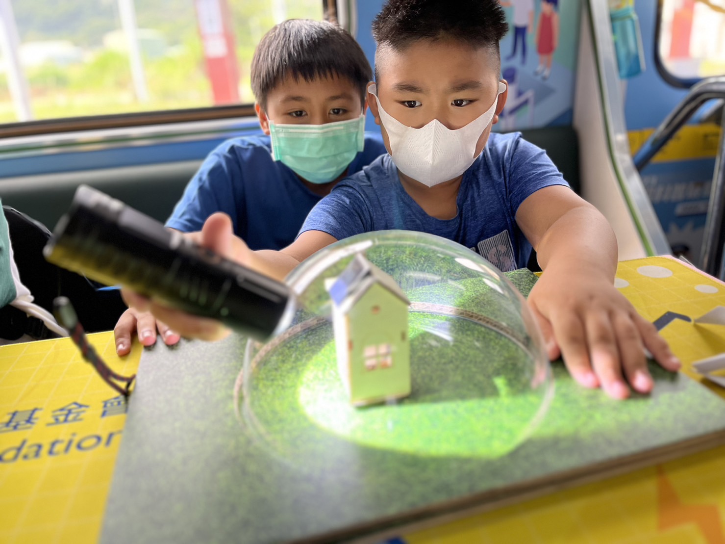 pg电子參與基礎科學主題車廂，以STEAM教學精神，設計「逐日科學家」、「太陽能工程師」以及「淨零建築師」三大能源科普課程和實驗